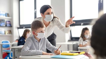 Școlile rămân deschise și peste pragul de 6 la mie. Se vor face teste pe bază de salivă pentru elevi