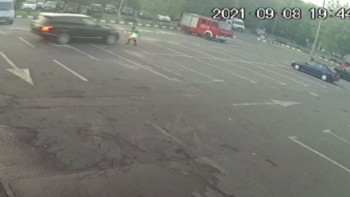 Un bărbat a fost lovit intenționat cu mașina în parcarea unui complex comercial din Capitală