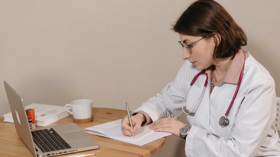 Certificatul COVID va deveni obligatoriu pentru personalul medical. Cei care refuză vaccinarea sau testarea vor avea contractul suspendat