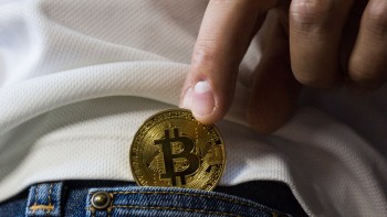Bitcoin scade cu aproape 10 după ce ce El Salvador l-a adoptat ca mijloc legal de plată