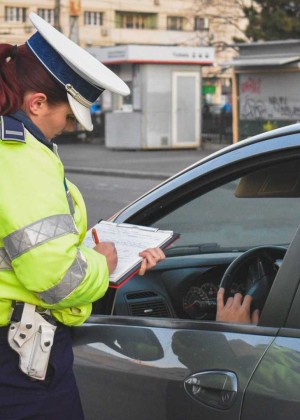 Schimbări pentru șoferi privind amenzile pentru viteză Codul rutier din România schimbat A fost actualizat cu normele europene