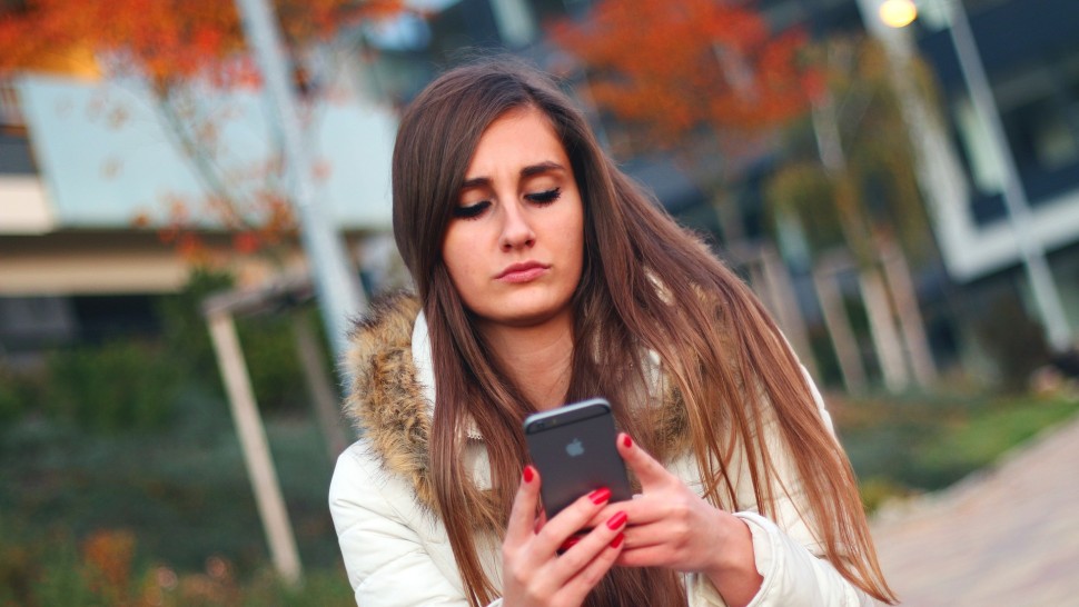 O fată de 14 ani a sunat la întâmplare și a anunțat că este răpită și legată la ochi. Poliția din două județe a intrat în alertă