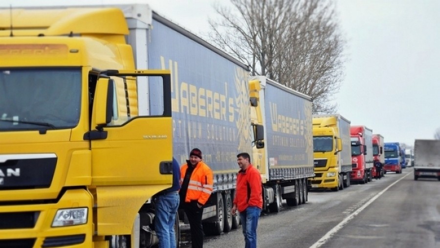 Transportatorii protestează cu 100 de TIR-uri în faţa Guvernului