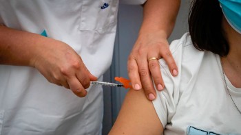 Marți începe imunizarea cu doza a treia de vaccin anti-COVID la centrele de la Romexpo