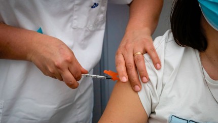 Marți începe imunizarea cu doza a treia de vaccin anti-COVID la centrele de la Romexpo