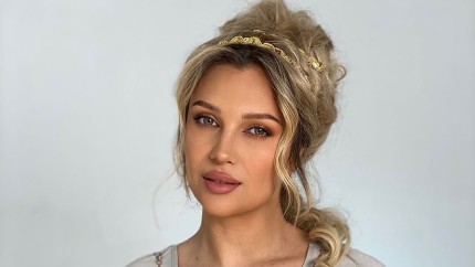 Lora o nouă intervenție estetică. Ce și-a făcut artista la gât