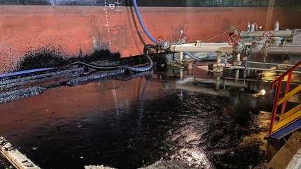 Poluare cu păcură în portul Midia Năvodari - O tonă de păcură a curs la descărcarea unei nave