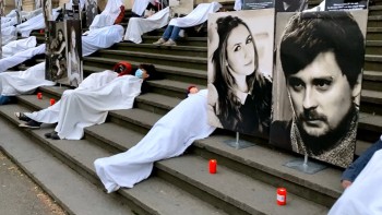 Șase ani de la tragedia din Colectiv. Protest inedit pe scările Curții de Apel față de tergiversarea dosarului - FOTO