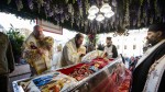 Mii de oameni participa la scoaterea raclei cu moaștele Sfintei Cuvioase Parascheva din Catedrala Metropolitană din Iași