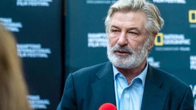 Alec Baldwin fotografiat în timp ce îi îmbrățișează pe soțul și pe fiul Halynei Hutchins