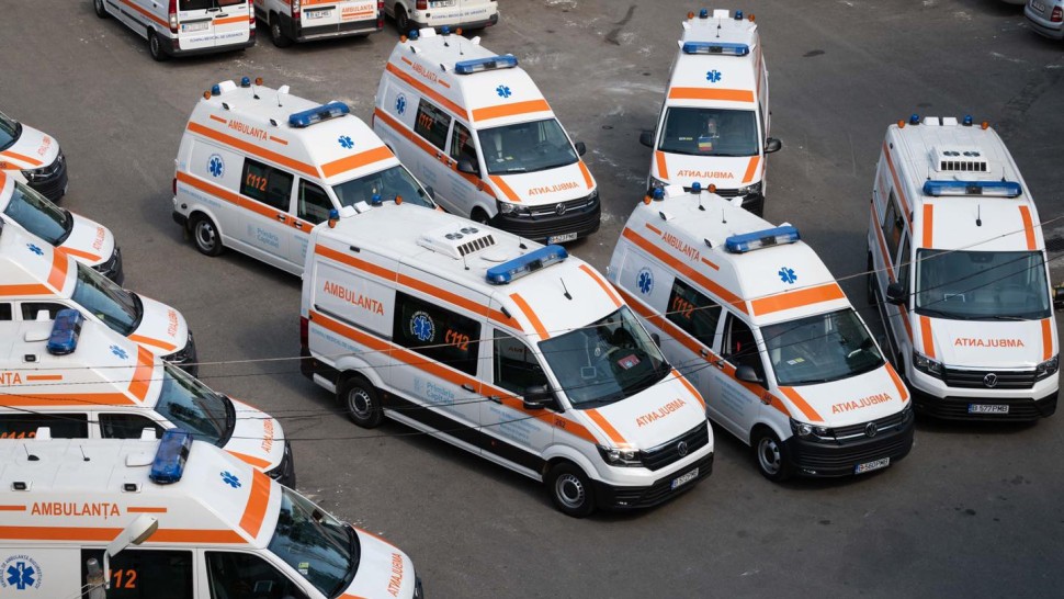 Coadă de ambulanțe în fața spitalelor după ziua cu record absolut de cazuri COVID