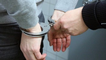 Un bărbat din Iași a dormit cinci nopți cu cadavrul iubitei în pat după ce a ucis-o