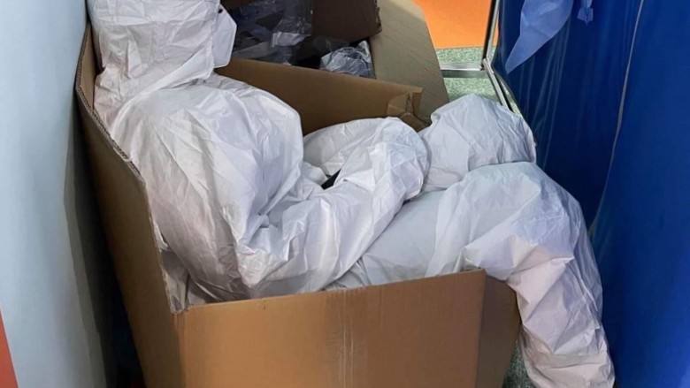 Imagine emoționantă dintr-un spital din România. O asistentă a fost fotografiată în timp ce se odihnea într-o cutie