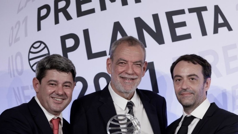 Romanul La Bestia a luat Premiul Planeta în valoare de un milion de euro și așa s-a descoperit că sub pseudonimul Carmen Mola se ascund trei bărbați