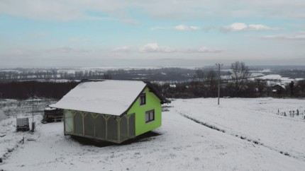 Un bosniac a făcut o casă rotativă pentru a-i oferi soției o panoramă mereu în schimbare | VIDEO