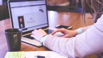 O profesoară din Capitală refuză să intre în vacanță și va continua să predea online