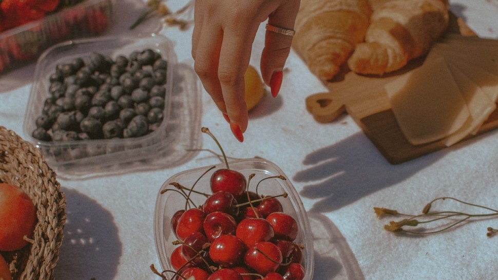 Franța interzice de anul viitor ambalajele din plastic pentru fructe și legume