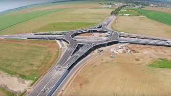 A fost montată ultima grindă principală la pasajul de la Domnești | VIDEO