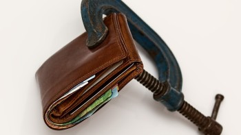 Inflația va face ravagii 143 milioane de români au credite la bănci iar 10 dintre acestea vor deveni neperformante