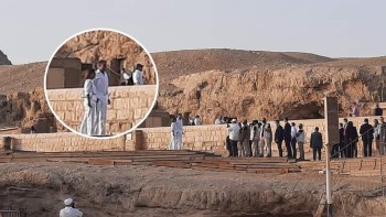 Deși România e în criză sanitară și politică Klaus Iohannis își face poze la piramide în Egipt