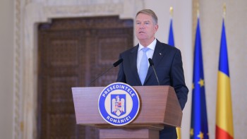 Iohannis a promulgat legea pentru transportul gratuit al elevilor din ciclul primar