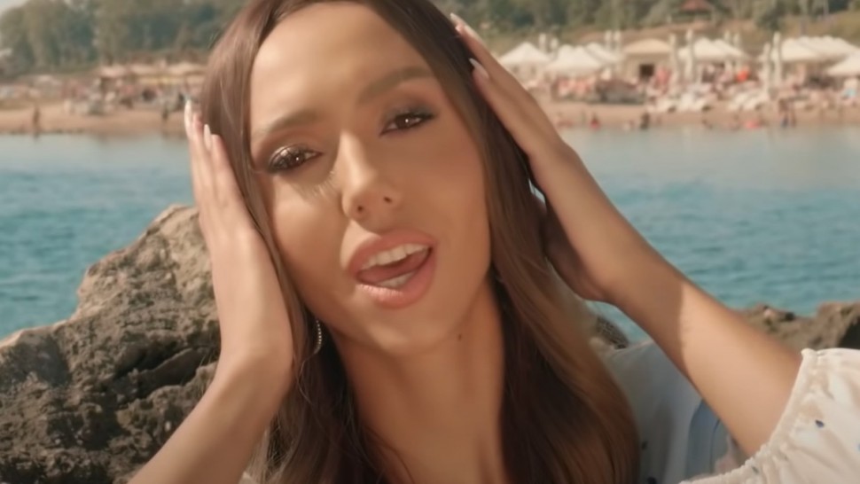 Jessie vă așteaptă la Gold FM din 8 noiembrie cu o nouă emisiune Golden Hour