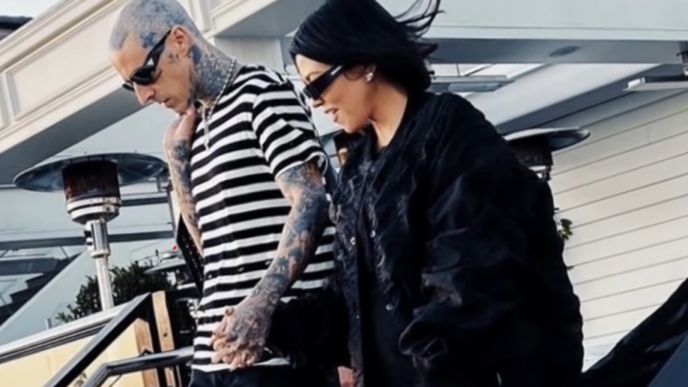 Kourtney Kardashian s-a logodit pe o plajă cu toboșarul trupei rock Blink-182