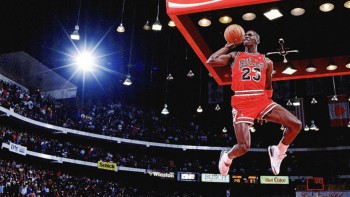 O pereche de pantofi sport purtaţi de Michael Jordan a fost vândută cu aproape 15 milioane de dolari la licitaţie