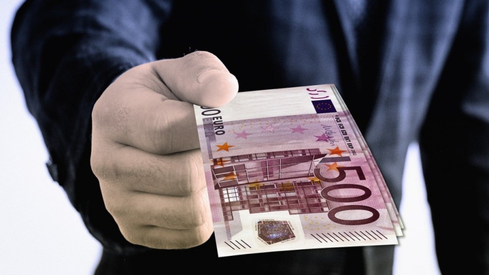 Un consilier din Corpul de Control al Ministerului Dezvoltării reținut pentru că ar fi primit mită un autoturism de 80.000 de euro