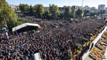 Peste 3000 de credincioși s-au închinat până vineri la prânz la moaștele Sfintei Parascheva