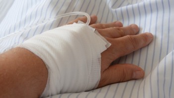 2603 români cu forme COVID mai puțin severe vor fi tratați cu anticorpi monoclonali. O doză înseamnă două fiole le primești și pleci acasă