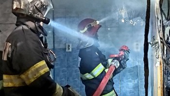 Explozie într-un bloc din Buzău. O fetiță și bunica ei transportate la UPU