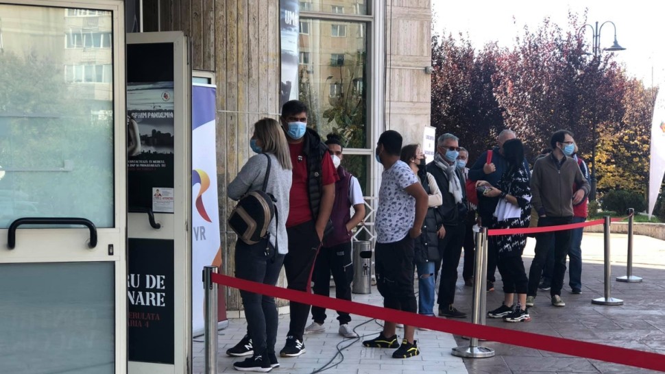 Cozi la Maratonul vaccinării din București