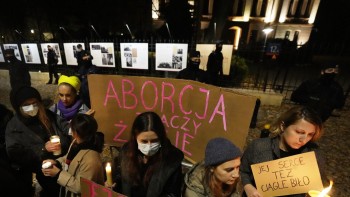 Moartea unei femei însărcinate în Polonia reaprinde controversa privind interzicerea avortului