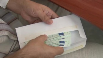 Medic de la Spitalul Judeţean Braşov reținut după ce a fost prins luând mită. Ceruse 10.000 de lei pentru o operație