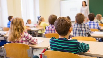 De luni 90 din școlile din România vor face cursuri în format fizic