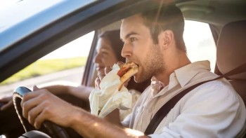 Cele mai proaste 10 obiceiuri alimentare ale bărbaților