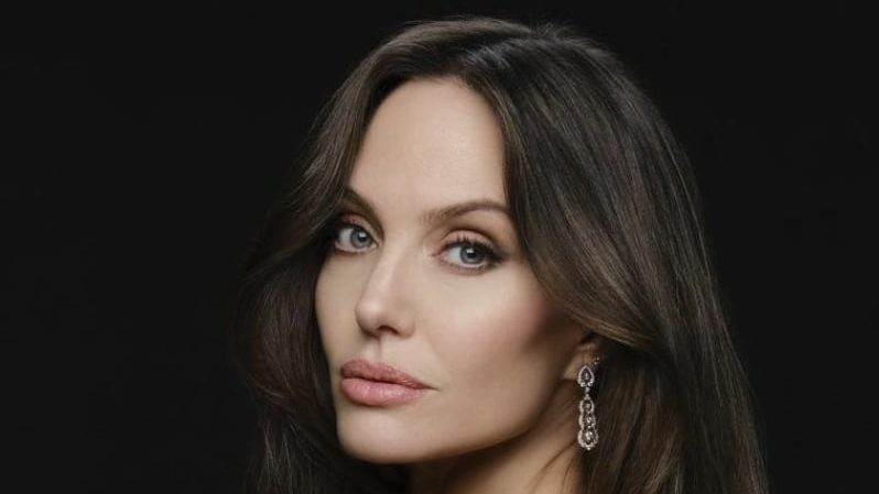 Angelina Jolie a făcut furori la Londra după ce a renunţat la sutien. Cum a fost surpinsă actriţa