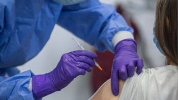 Un studiu arată că doza a treia a vaccinului crește de peste 10 ori numărul de anticorpi