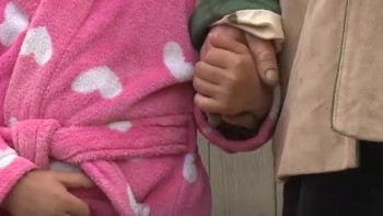 O bunică și-a vândut nepoatele de 9 și 12 ani pe doi bani de aur