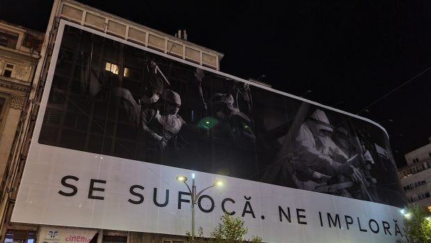 Semnificația bannerului din centrul Capitalei. Cine l-a pus pe bulevardul Magheru