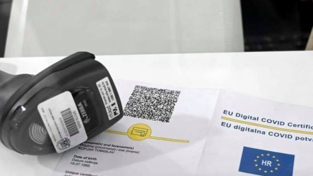 O asistentă care ar fi eliberat certificate de vaccinare false reținută. Femeia lua între 500 și 1500 lei de la pacienți