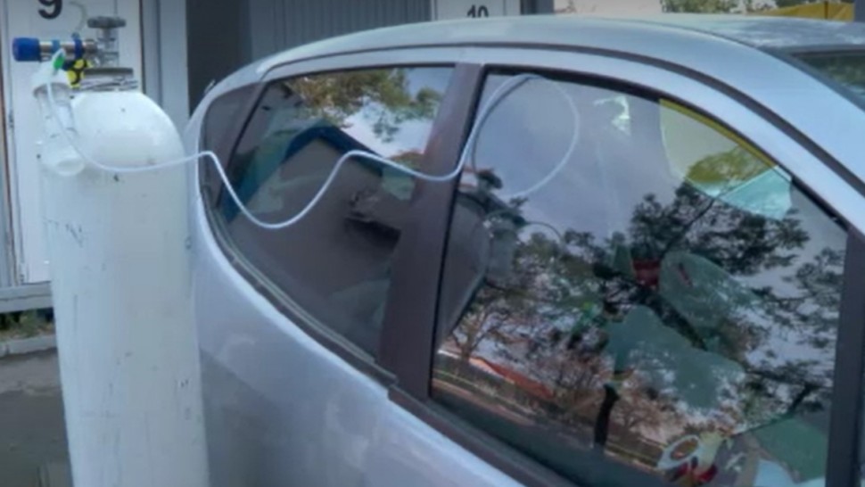 La spitalul Buzău pacienții COVID primesc oxigen în mașinile personale așteptând eliberarea unui pat