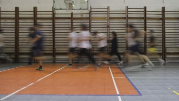 În București de joi orele de sport se vor face și în săli nu doar afară iar elevii nu vor purta mască