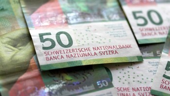 Scad ratele românilor la creditele în franci elvețieni