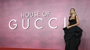 Mădălina Ghenea pe covorul roșu alături de Lady Gaga. Imagini de la premiera filmului House of Gucci