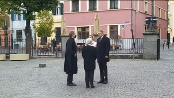 Klaus Iohannis şi soţia sa au fost reclamaţi la Poliţie că nu au purtat mască de protecție pe stradă