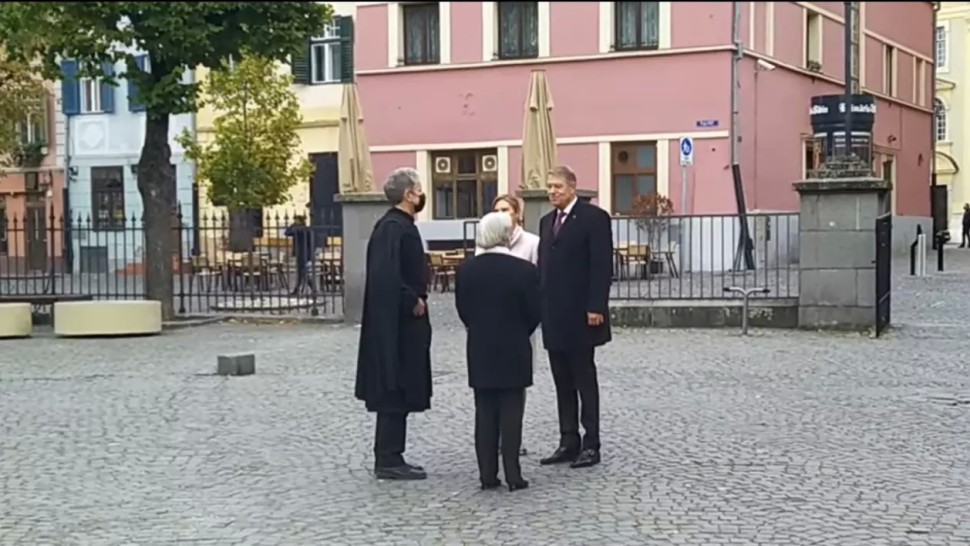 Klaus Iohannis şi soţia sa au fost reclamaţi la Poliţie că nu au purtat mască de protecție pe stradă