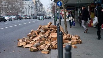 Imaginea Bucureștiului real. Lemne de foc pe bulevardul Magheru