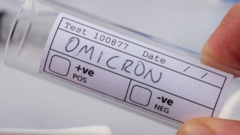 Care sunt simptomele tulpinii Omicron. Neobișnuite însă ușoare